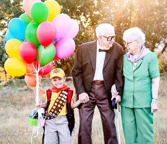 Gemas, Kakek Nenek Bersama Cicitnya Berfoto Seperti dalam Film Up