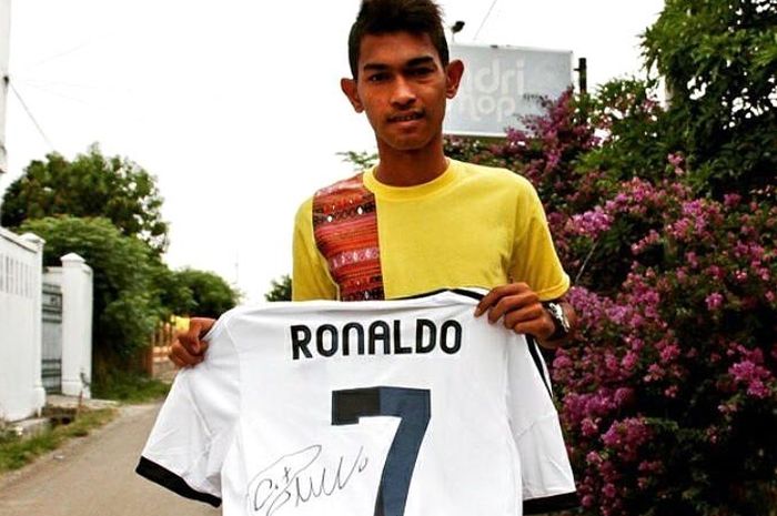Martunis lelang jersey ayah angkatnya, Cristiano Ronaldo untuk donasi Covid-19.