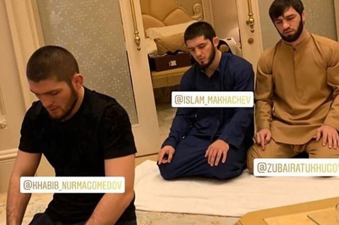 Khabib Nurmagomedov menjadi imam salat juara dunia UFC di divisinya masing, Islam Makhachev dan Zubaira Tukhugov