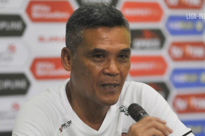 Pelatih Persiraja Banda Aceh, Hendri Susilo, memberikan keterangan saat jumpa pers setelah laga kontra Sriwijaya FC pada babak delapan besar Liga 2 2019.