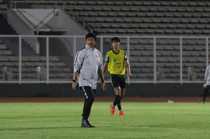 Pelatih dan pemain timnas U-23 Indonesia, Indra Sjafri serta Hanif Sjahbandi dalam latihan di Stadion Madya, Jakarta, Jumat (25/10/2019).