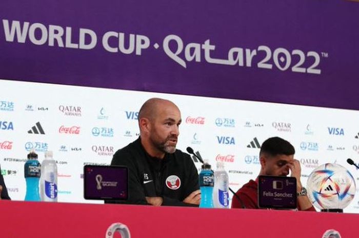 Pelatih timnas Qatar, Felix Sanchez, berbicara dalam konferensi pers.