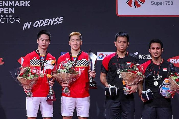 Dua pasangan ganda putra Indonesia, Marcus Fernaldi Gideon/Kevin Sanjaya Sukamuljo (jersey merah) dan Mohammad Ahsan/Hendra Setiawan, berpose di podium kampiun Denmark Open 2019.