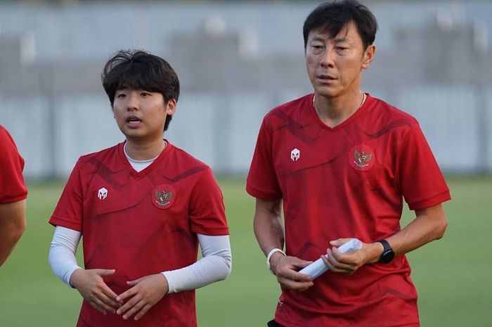 Ini sosok Jeong Seok-seo penerjemah Shin Tae-yong ketika melatih timnas Indonesia. 