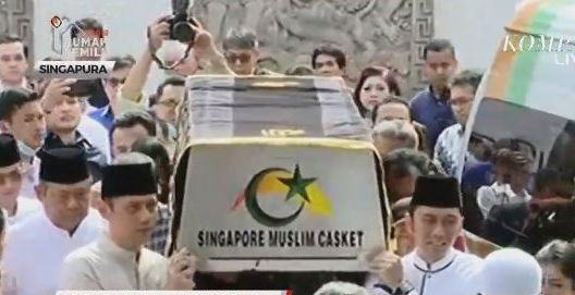 SBY beserta dua putranya mengangkat peti jenazah Ani Yudhoyono.