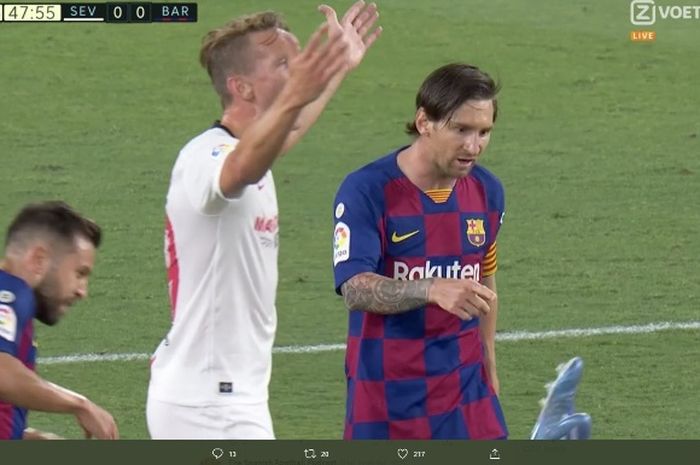 Megabintang Barcelona, Lionel Messi, terlibat insiden dalam laga melawan Seivlla pada Jumat (19/6/2020).