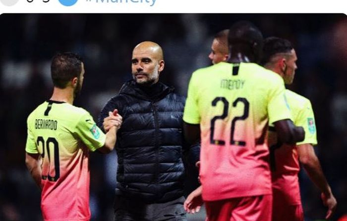 Pelatih Manchester City, Pep Guardiola, bersalaman dengan Bernardo Silva (kiri).