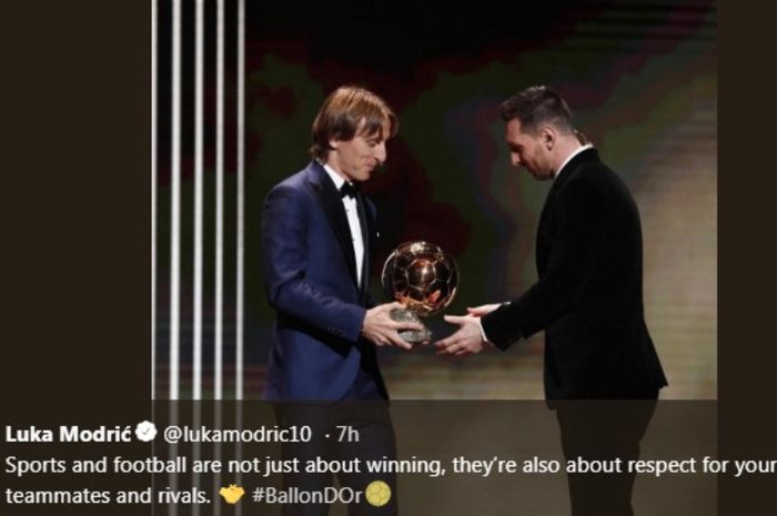 Momen saat Luka Modric menyerahkan trofi Ballon d'Or kepada Lionel Messi dalam acara di Paris, Senin (2/12/2019).