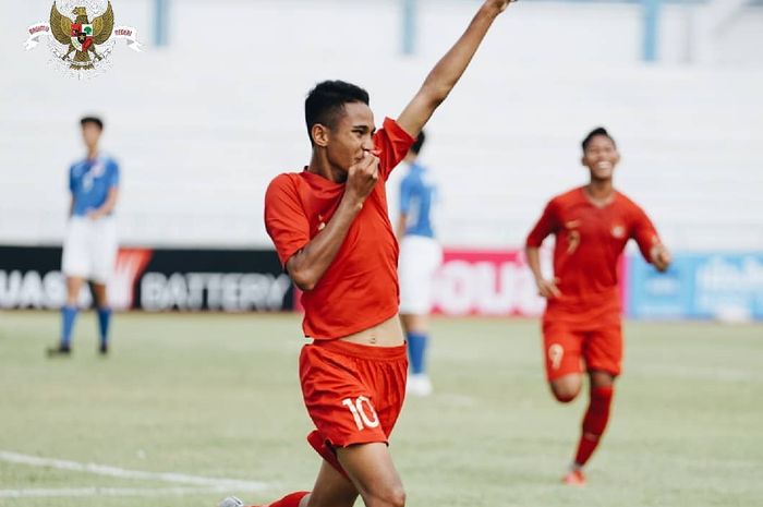 Gelandang timnas U-15 Indonesia, Marselino Ferdinan, berselebrasi usai mencetak gol ke gawang Singapura pada partai kedua Piala AFF U-15 2019, Senin (29/7/2019).