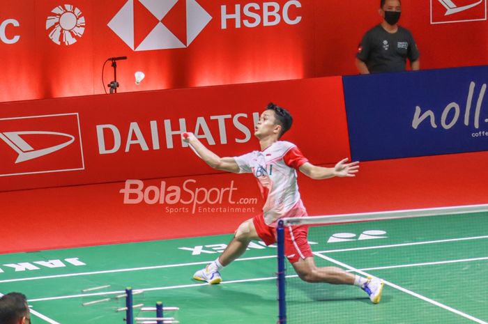 Atlet bulu tangkis tunggal putra Indonesia, Anthony Sinisuka Ginting (Anthony Ginting), sedang bertanding di Istora Senayan, Jakarta pada 10 Juni 2022.