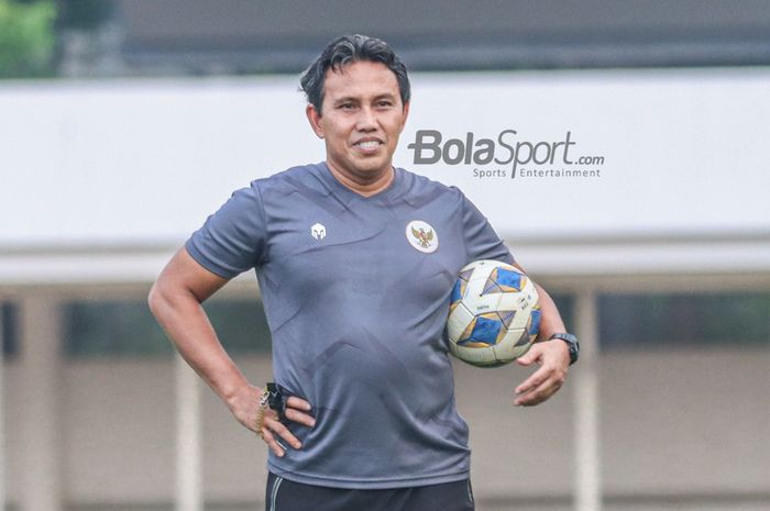 Asisten pelatih timnas U-23 Indonesia, Bima Sakti
