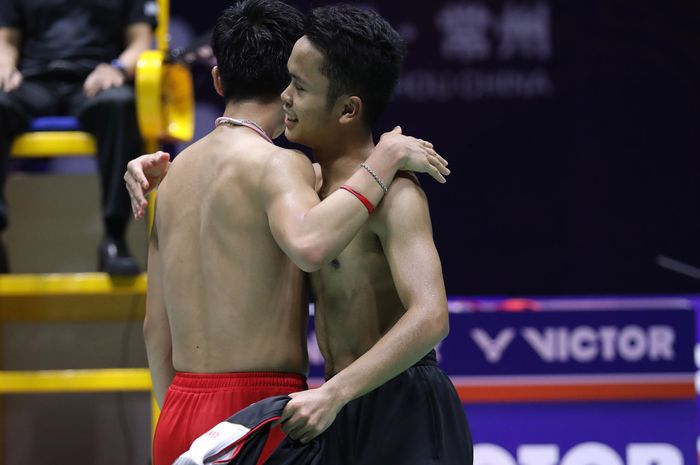 Momen saat Anthony Sinisuka Ginting (kanan) bertukar kaus dengan pemain Jepang, Kento Momota (kiri), sesaat tsetelah menuntaskan laga final China Open 2019, Minggu (22/9/2019)