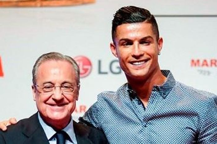 Presiden Real Madrid, Florentino Perez, menyerahkan trofi Marca Leyenda kepada megabintang Juventus, Cristiano Ronaldo, Senin (29/7/2019).
