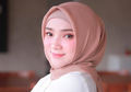 Tetap Santun, Tiru 7 Inspirasi Outfit Gamis Syar'i nan Modis Ala Selebgram Ayu Indriati