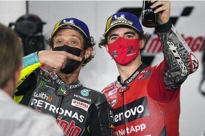 Valentino Rossi (kiri) dan Francesco Bagnaia (kanan).