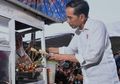 Tinjau Usaha Warga, Presiden Jokowi Tertangkap Kamera Sedang Jajan Cilok Di Salah Satu Lapak