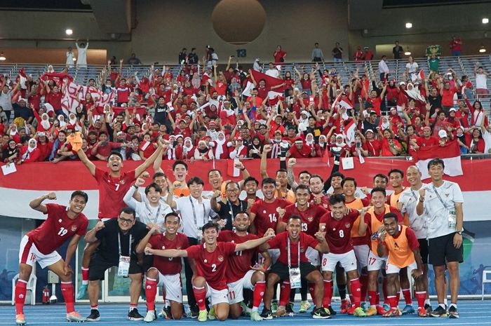 Pelatih timnas Indonesia, Shin Tae-yong mendapat semboyan baru dari para penggemar usai mengalahkan Kuwait di laga perdana grup A Kualifikasi Piala Asia 2022.