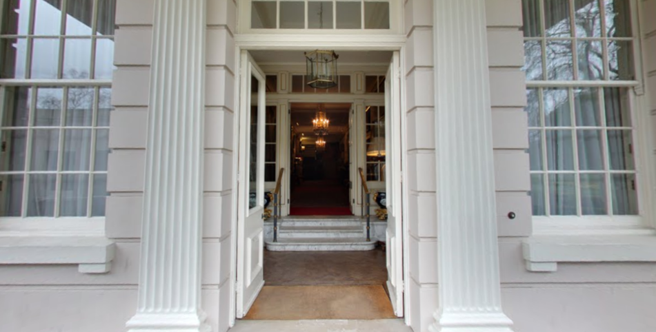 Pintu masuk menuju Rumah Pangeran Charles, Clarence House.