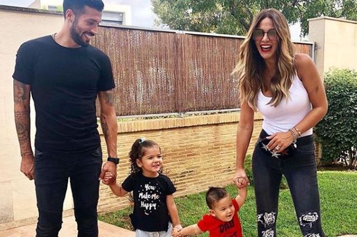 Pemain Valencia, Ezequiel Garay, dan istrinya, Tamara Gorro, beserta kedua anak mereka.