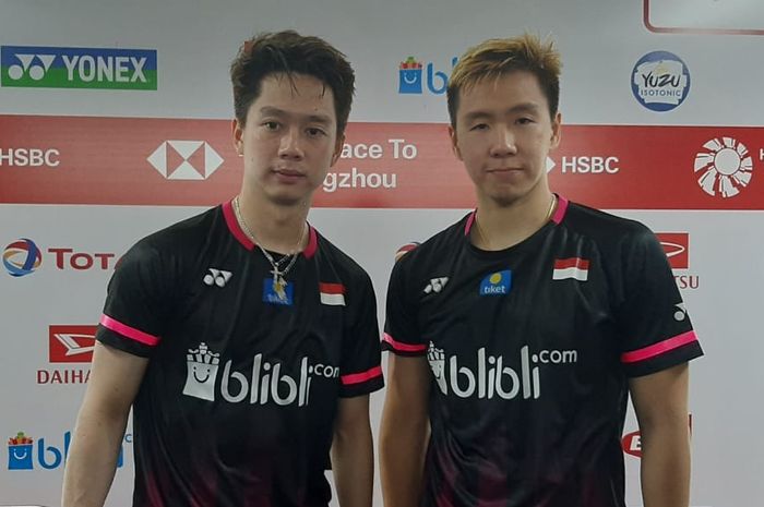 Pasangan ganda putra Indonesia, Marcus Fernaldi Gideon/Kevin Sanjaya Sukamuljo, berpose seusai melakoni konferensi pers pertandingan babak kedua Indonesia Masters 2020.