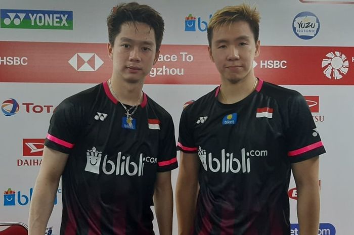 Pasangan ganda putra Indonesia, Marcus Fernaldi Gideon/Kevin Sanjaya Sukamuljo, berpose seusai melakoni konferensi pers pertandingan babak kedua Indonesia Masters 2020.