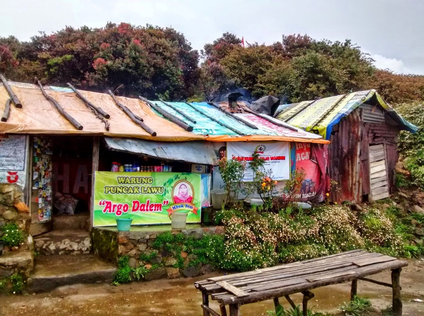 Melihat Warung Mbok Yem, Warung Tertinggi di Indonesia