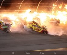 VIDEO - Bola Api di Lintasan Nascar Daytona 500 Usai Tabrakan Karambol
