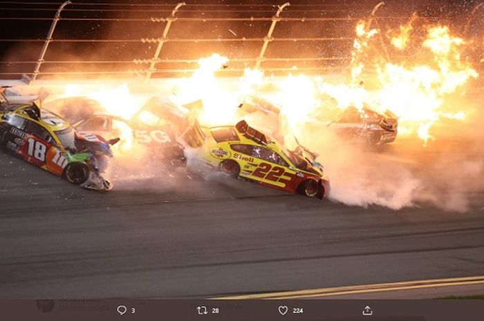 Tabrakan karambol di ajang Nascar Daytona 500 pada Selasa (15/2/2021) di Florida.