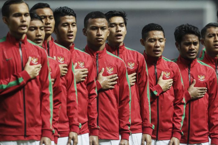            Timnas U-23 Indonesia saat mengumandangkan lagu Indonesia Raya dalam laga uji coba kontra