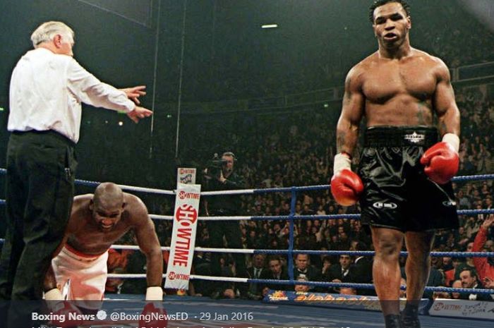 Mike Tyson (kanan) dikabarkan memberi penawaran bertarung kepada legenda UFC Tito Ortiz.