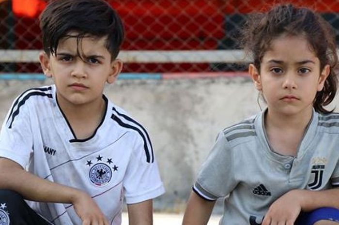 Arat Hosseini (kanan), bocah 5 tahun asal Iran yang disebut sebagai perpaduan Cristiano Ronaldo dan Lionel Messi.