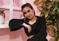 Bernuansa Merah Putih, Cita Citata Tampak Menawan Saat Photoshoot