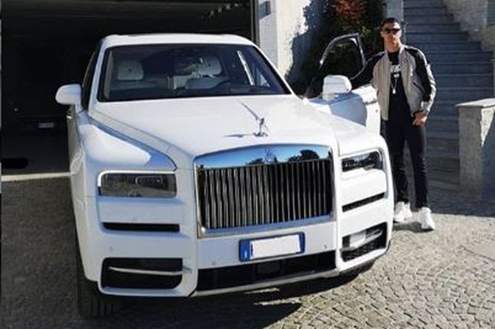 Bintang Juventus, Cristiano Ronaldo berpose di samping mobil mewahnya Rolls Royce Cullinan.
