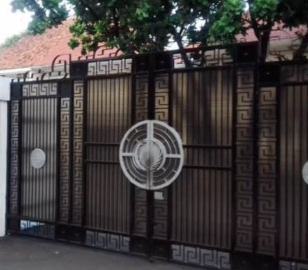 Gerbang depan rumah Inneke Koesherawati