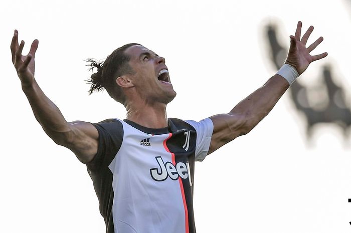 Megabintang Juventus, Cristiano Ronaldo, melakukan selebrasi usai menjebol gawang Torino pada laga Liga Italia, Sabtu (4/7/2020).