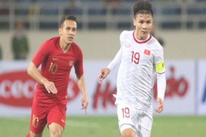 Striker Timnas U-23 Indonesia Egy Maulana Vikri tampak keteteran mengejar kaptan Timnas U-23 Vietnam Nguyen Quang Hai dalam duel Grup K Kualifikasi Piala Asia U-23 2020 di Stadion Nasional My Dinh, Hanoi, Vietnam, Minggu (24/3/2019) malam WIB.