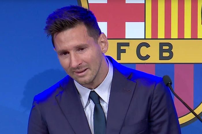 Lionel Messi menangis dalam konferensi pers terakhir di Barcelona, Minggu (8/8/2021).