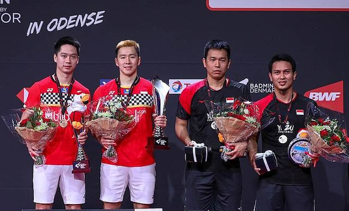 Dua pasangan ganda putra Indonesia, Marcus Fernaldi Gideon/Kevin Sanjaya Sukamuljo (jersey merah) dan Mohammad Ahsan/Hendra Setiawan, berpose di podium kampiun Denmark Open 2019.