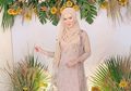 Manis! Tiru 6 Ide Outfit Hijab Kondangan Warna Nude ala Selebgram Ini!
