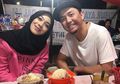 Rayakan Hari Jadi Pernikahan Omesh dan Istri Makan Malam di Warung Kaki Lima, Penuh Nostalgia!