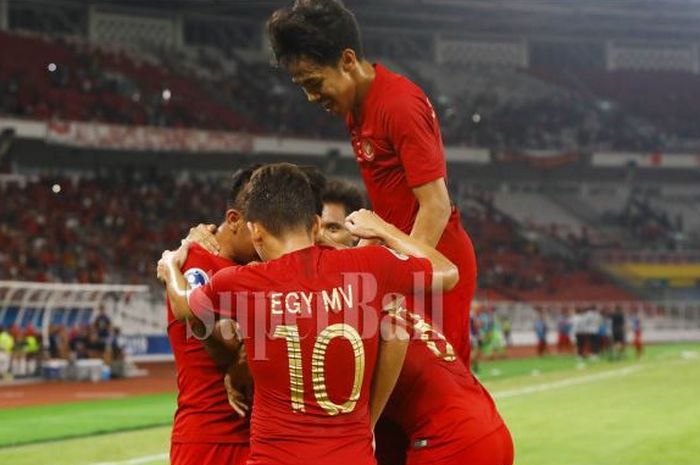 Sejumlah pemain Timnas U-19 Indonesia merayakan gol Witan Sulaeman ke gawang Timnas U-19 Uni Emirat 