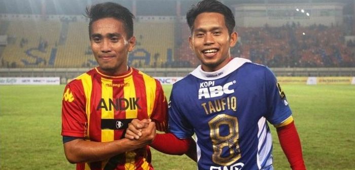 Gelandang Persib Bandung, Taufiq, dan penyerang Selangor FA, Andik Vermansah.