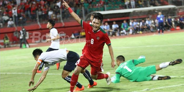 Gelandang Timnas U-19 Indonesia, Witan Sulaeman merayakan gol yang dicetaknya ke gawang Laos pada la