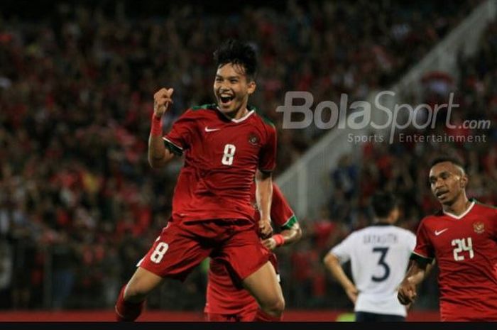 Gelandang Timnas U-19 Indonesia, Witan Sulaeman (kiri) merayakan gol yang dicetaknya ke gawang Laos 