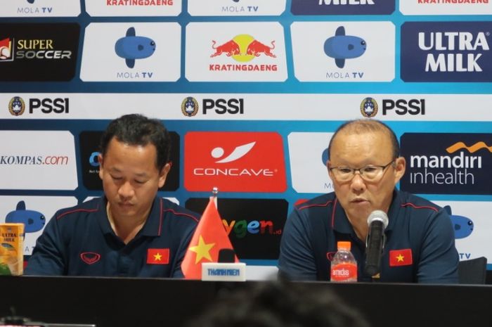 Pelatih timnas Vietnam, Park Hang Seo (kanan), saat sesi jumpa pers usai laga melawan timnas Indonesia dalam lanjutan Kualifikasi Piala Dunia 2022 di Stadion Kapten I Wayan Dipta, Bali, Selasa (15/10/2019).