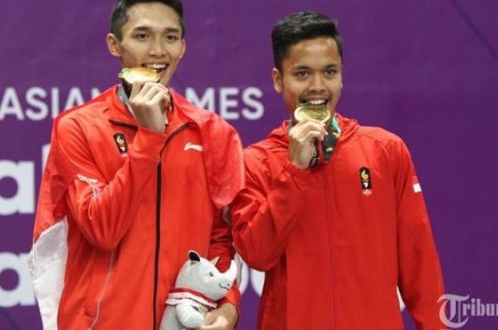 Tunggal putra Indonesia, Jonatan Christie bersama Anthony Sinisuka Ginting saat upacara pengalungan medali Asian Games 2018.