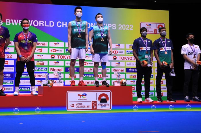 Pasangan ganda putra Indonesia, Mohammad Ahsan/Hendra Setiawan,  Fajar Alfian/Muhammad Rian Ardianto di podium Kejuaraan Dunia 2022 di Tokyo Metropolitan Gymnasium, Minggu (28/8/2022).