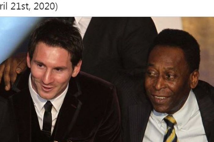 Striker legendaris timnas Brasil, Pele (kanan), berpose dengan megabintang timnas Argentina, Lionel Messi.