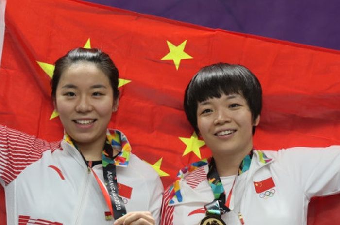 Ganda putri China, Chen Qingchen (kanan)/Jia Yifan, dengan medali emas Asian Games Jakarta-Palembang