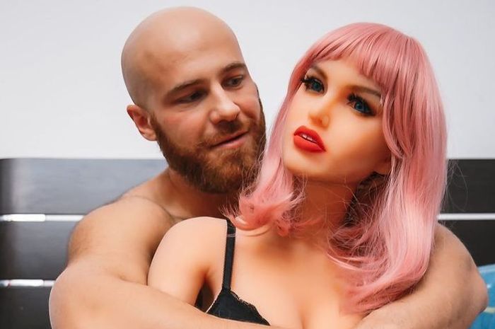 Yuri Tolochko dan boneka seks yang ia nikahi setelah kencan 8 bulan.